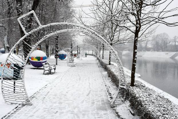 Snijeg zabijelio ulice u Sisku
