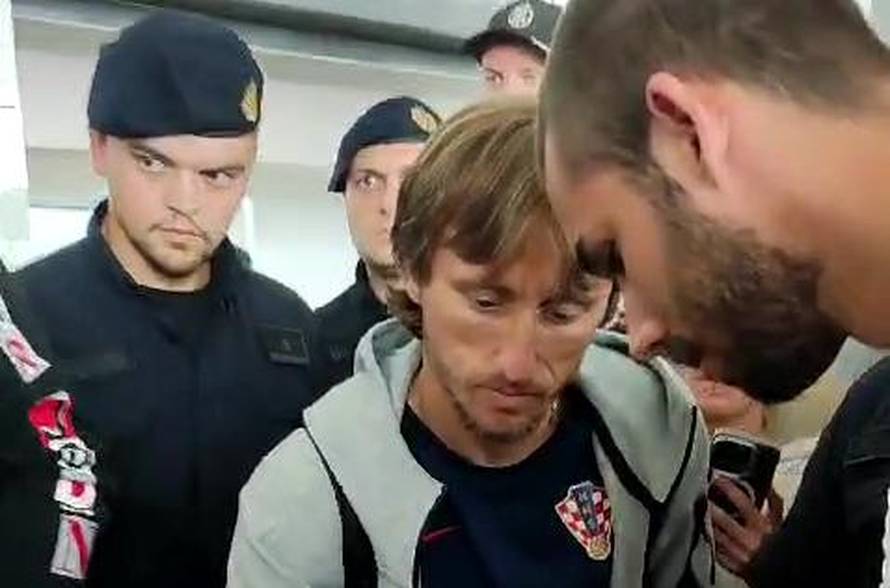 VIDEO 'Vatreni' se vratili s Eura, pozdravile ih stotine navijača! 'Nismo se nadali da će doći tu'