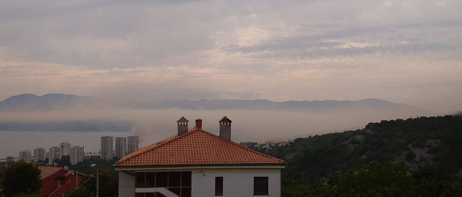 Gori otpad kraj zgrade lučkog terminala u Rijeci, gašenje traje