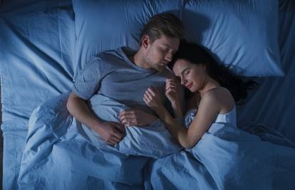Uskladite pozu za spavanje za više bliskosti i ugode u krevetu