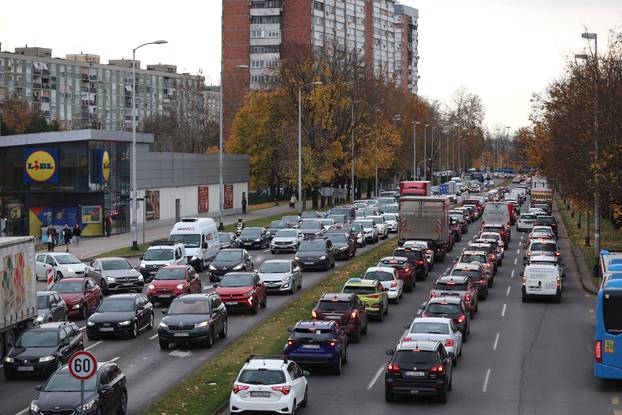 Zagreb: Velike gužve zbog zatvaranja prometnica u blizini zgrade Vjesnika