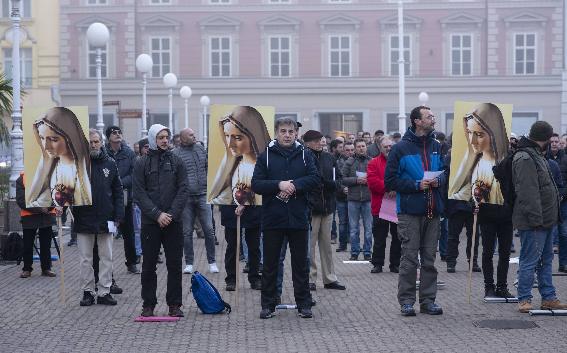 Zagreb: Muškarci na Trgu bana Josipa Jelačića mole krunicu