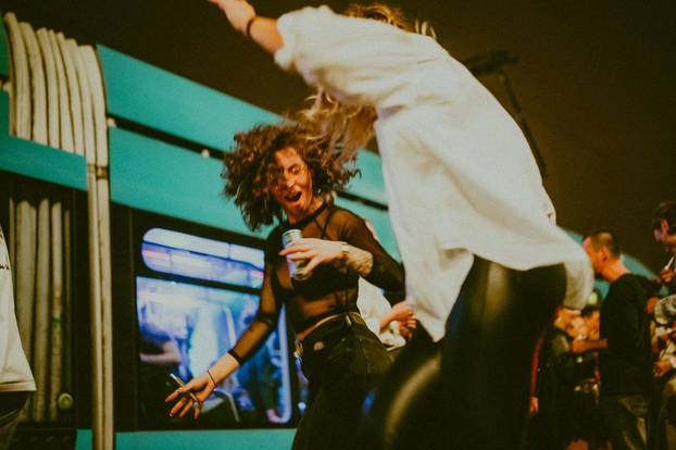 FOTO Ludilo na tračnicama! Ovaj party tramvaj u Zagrebu vozi vas direktno u ekstazu