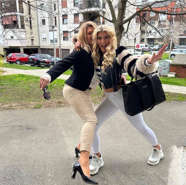 FOTO Zgodna vozačica tramvaja pokazala mamu. I ona je u odori ZET-a: 'Opa, pa kao sestre ste!'