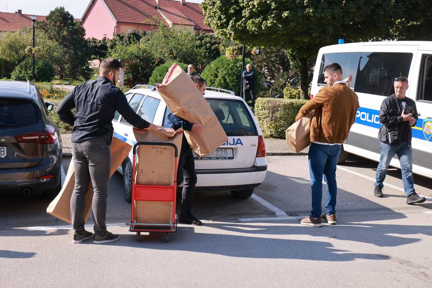 Policija i USKOK tijekom pretresa kuće Josipa Šarića, gradonačelnika Otoka