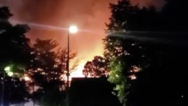 VIDEO Buktinja u Philadelphiji: Ogromni oblaci dima dok vatra bijesni i 'guta' stambenu zgradu