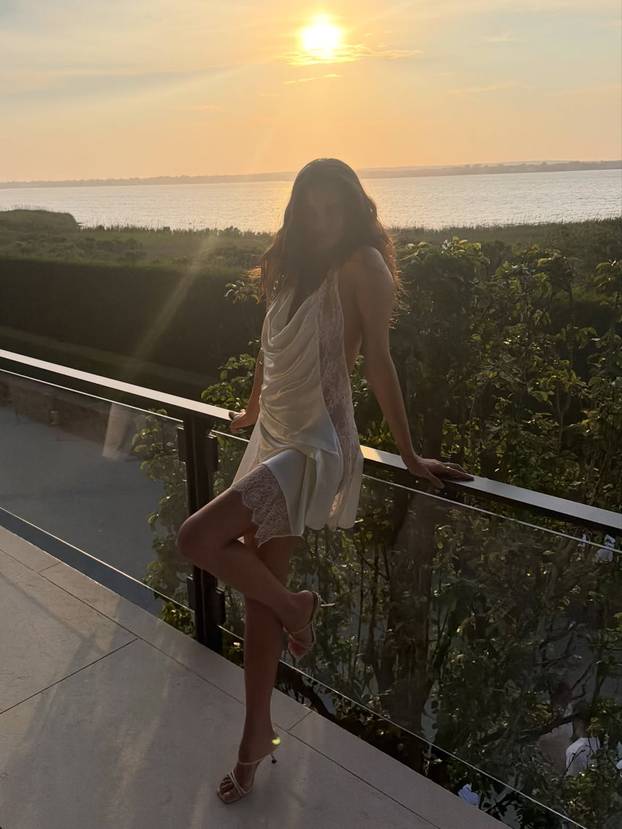 FOTO Slavna 'anđelica' priznala da se voli skinuti do kraja: 'Na kraju dana, svi smo goli rođeni'