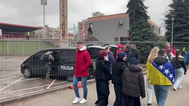 VIDEO 24SATA U ZENICI Dresove, zastave nude ispod cijene, stigla i Dubioza: 'Take me to America'