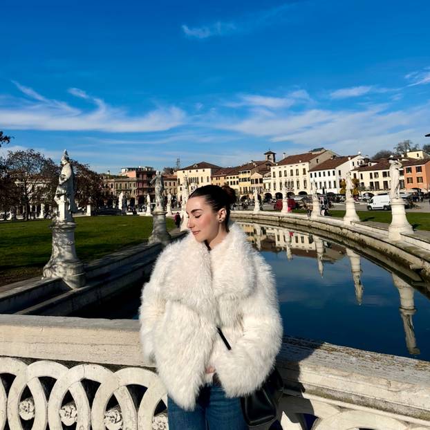 FOTO Zbog nje bi svi u zaleđe. Tange i zastavica su joj rekviziti