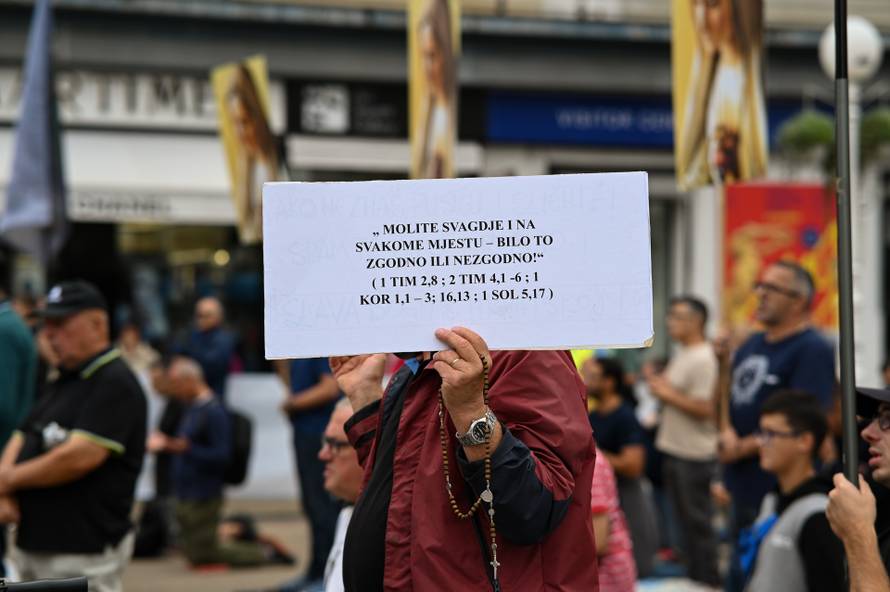 Zagreb: Muška molitva krunice na Trgu bana Josipa Jelačića
