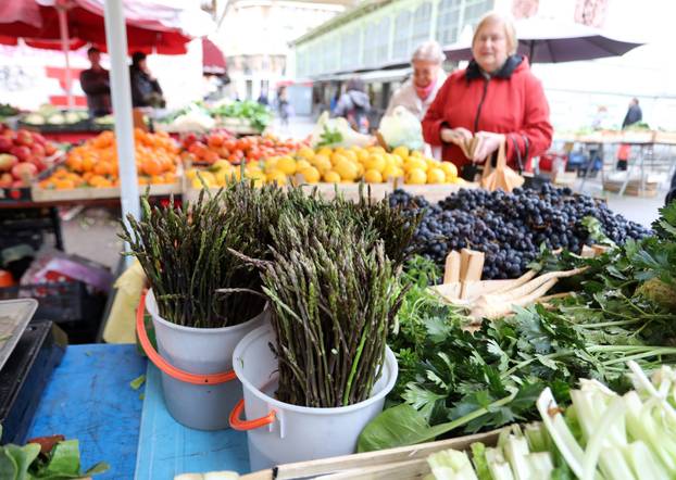 Rijeka: Na tržnicu stigle prve ovogodišnje divlje šparoge