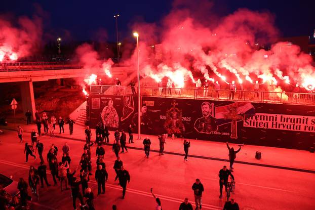 Split: Torcida i HOS zapalili bengalke povodom 35. obljetnice HOS-a