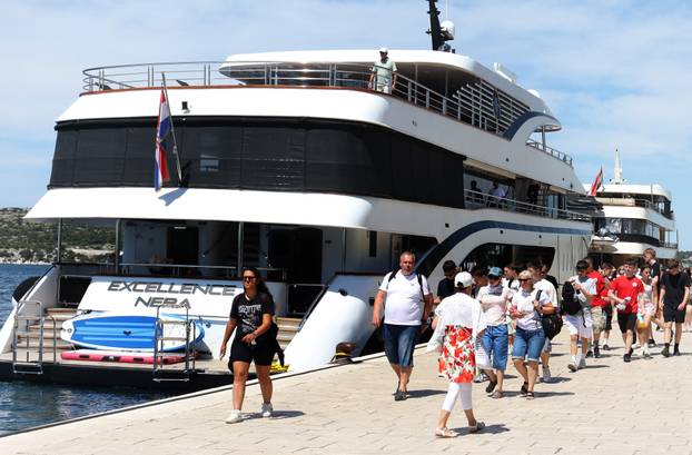 Šibenik: Kruzeri i turisti okupirali šibensku rivu