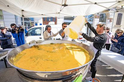 Na pulskoj tržnici  pripremljena je tradicionalna  fritaja od 1500 jaja i 10  kilograma  šparoga