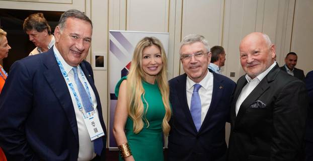 FOTO Elegancija u prvom planu: Pogledajte izdanja 30 godina mlađe supruge Zlatka Mateše