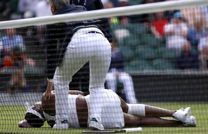 VIDEO Krikovi zabrinuli sve: Legendarna Venus Williams pala na koljeno i jecala od boli