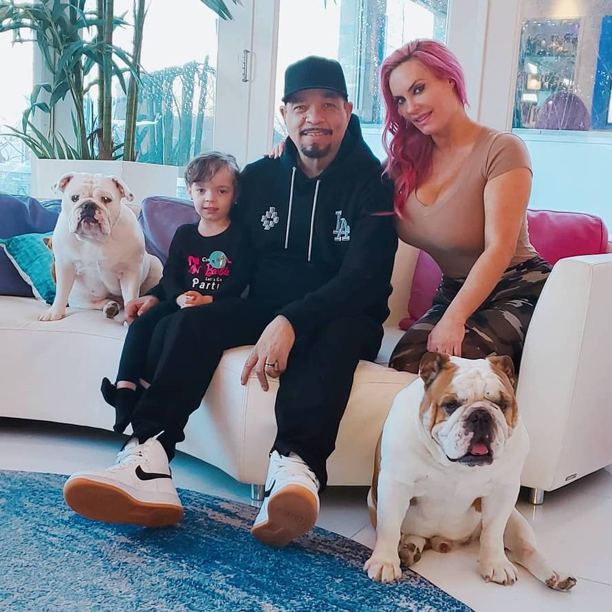 Coco je dojila kćer (4) pa su je napali: 'Daj joj cheeseburger'