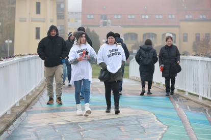 FOTO Šalovi, široki osmijesi i magla: Ljudi iz cijele Hrvatske stigli su u Vukovar na obljetnicu