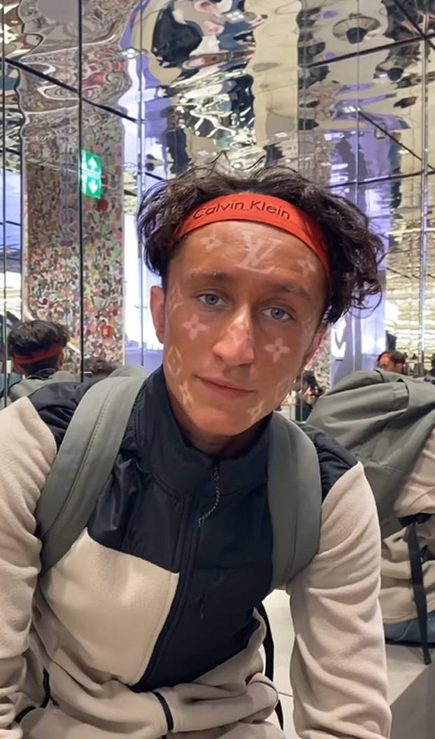 FOTO Mladić koji želi izgledati kao skupa torbica: 'Vidio sam puno glupih stvari, ali ovo je...'