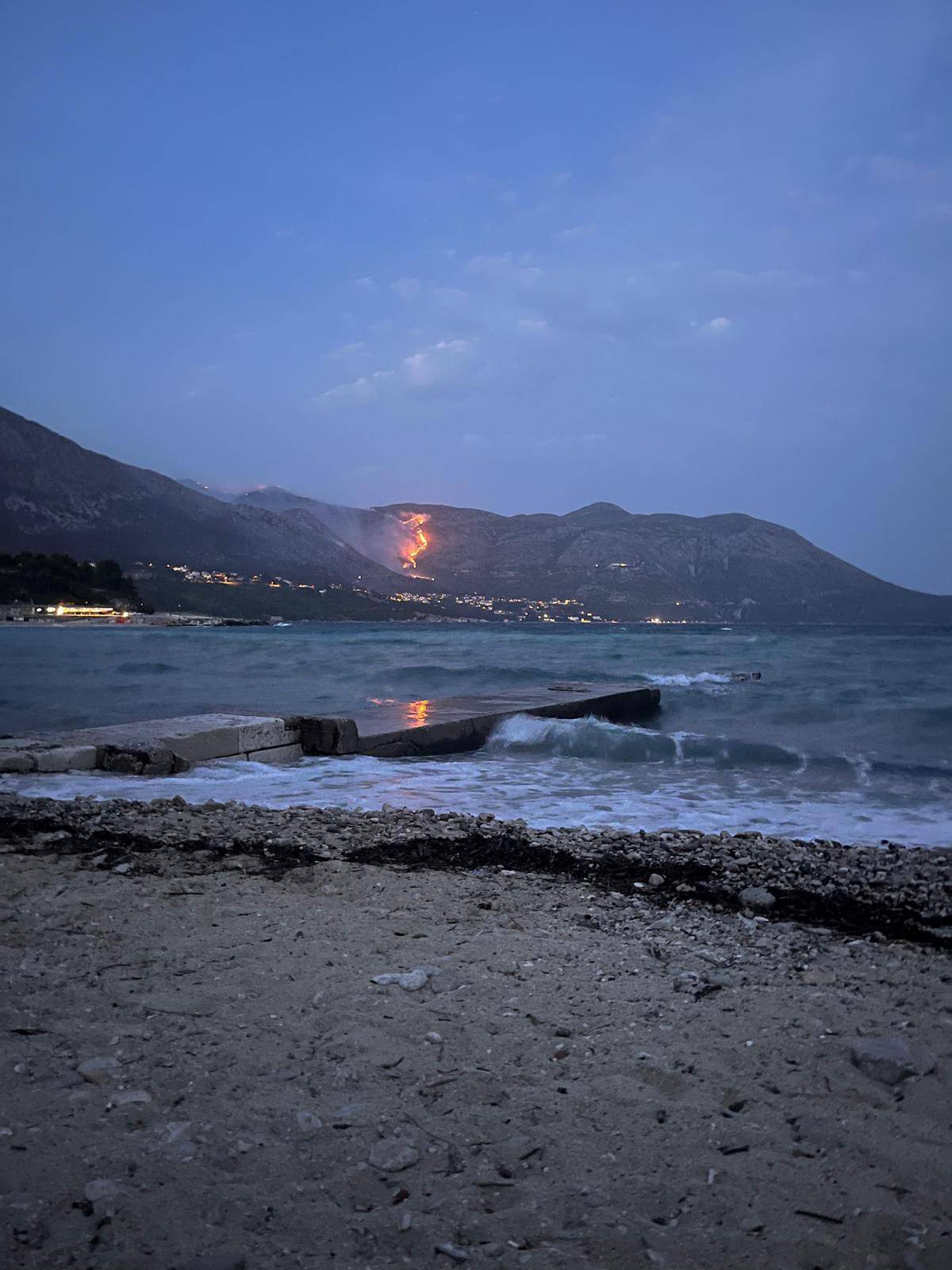 FOTO Vatrogasci se borili cijelu noć s požarom kod Dubrovnika: 'Još uvijek nije lokaliziran'