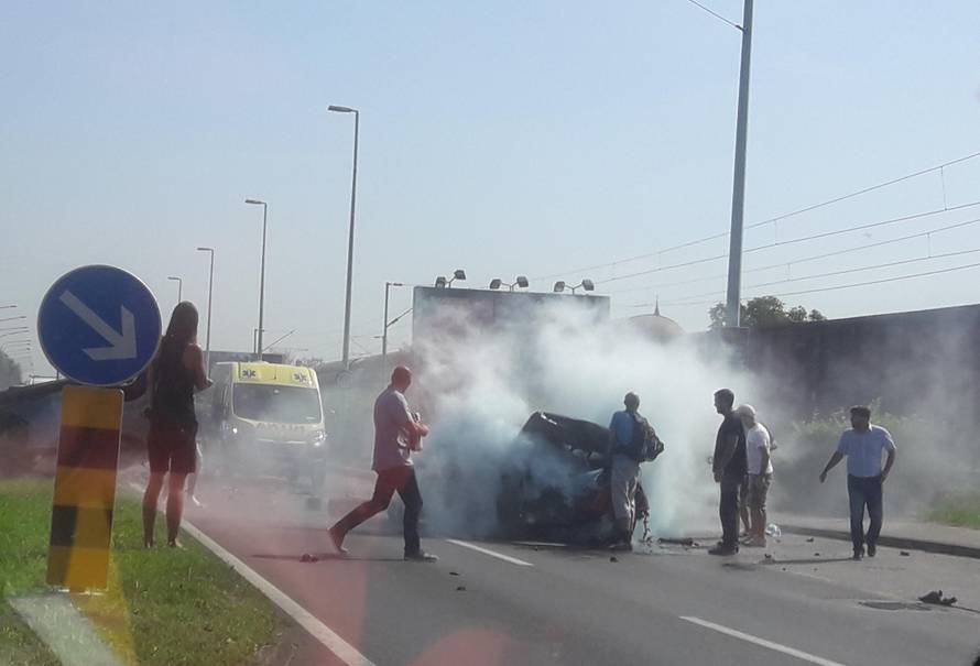 Auto planuo nakon frontalnog sudara, jedan završio u bolnici