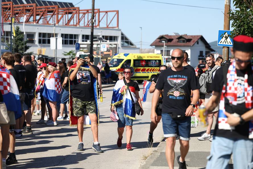 Fanovi se okupljaju u Zaprešiću uoči Thompsonova koncerta