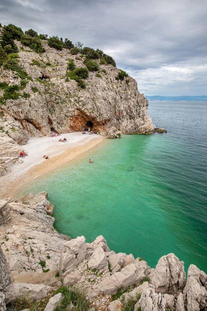 Prekrasna plaža u podnožju srednjovjekovnog gradića Brseča