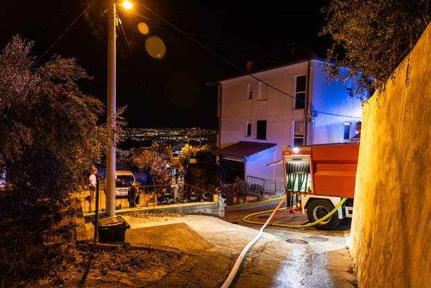 Solin Tjekom noći izbio požar u Ninčevićima nedaleko od Solina