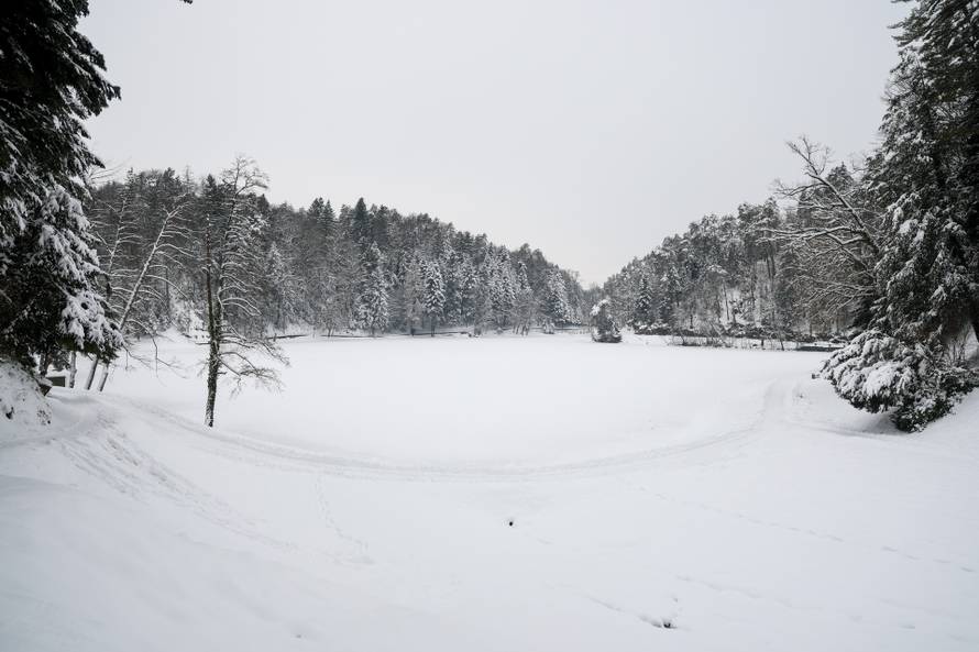 Trakošćan: Zaleđeno jezero Trakošćan stvara magičnu zimsku sliku