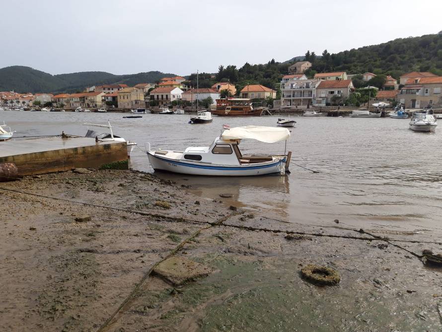 Meteorološki tsunami pogodio Velu Luku, nasukale se brodice