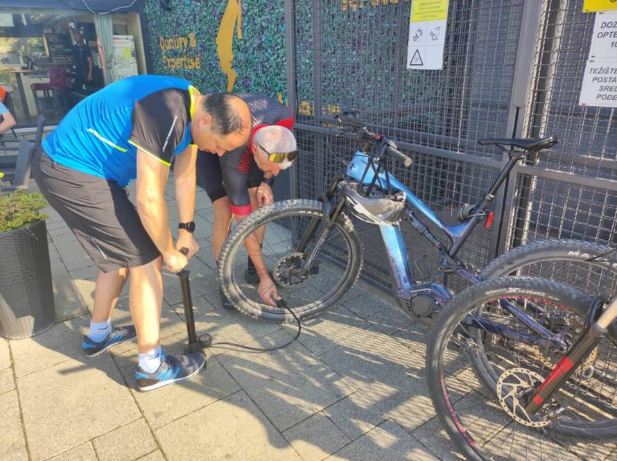 Humanitarci biciklima krenuli na put od 3100 kilometara duž hrvatske granice za pomoć djeci