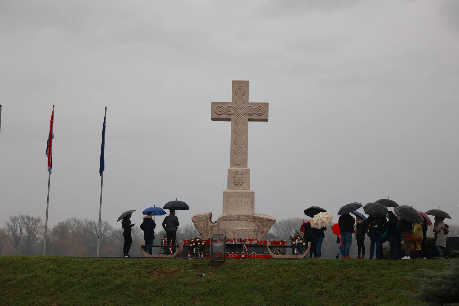 Vukovar: Okupljanje građana prije početka kolone sjećanja povodom obilježavanja Dana sjećanja na žrtve Domovinskog rata i Dana sjećanja na žrtvu Vukovara i Škabrnje 