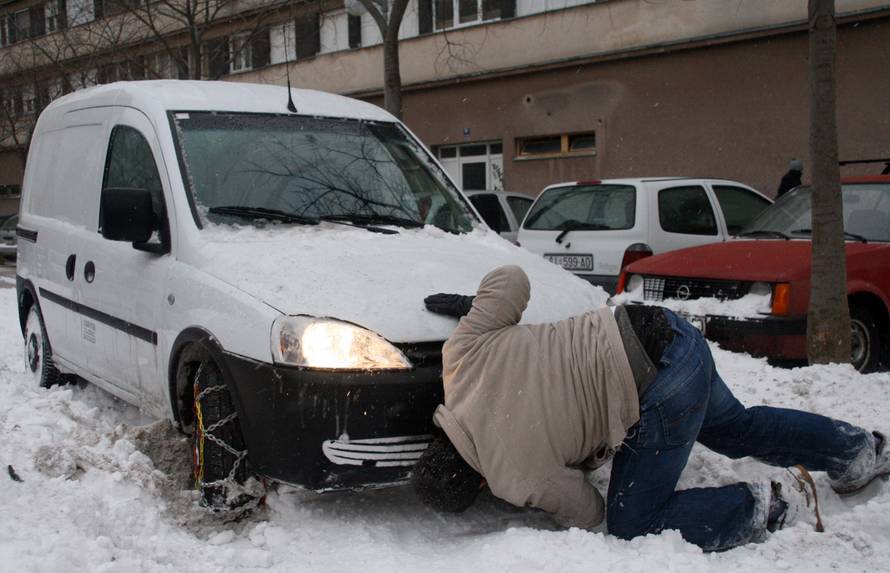 Kako staviti lance? Nije teško, samo isprobajte prije snijega