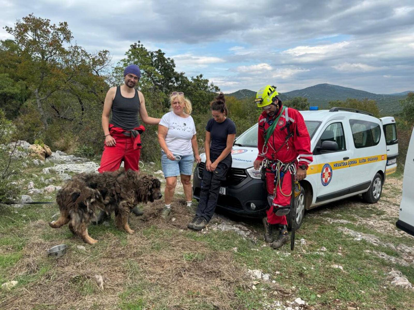 Splitski HGSS-ovci spasili psa iz jame duboke 40 metara, bio je zato?en duže vrijeme