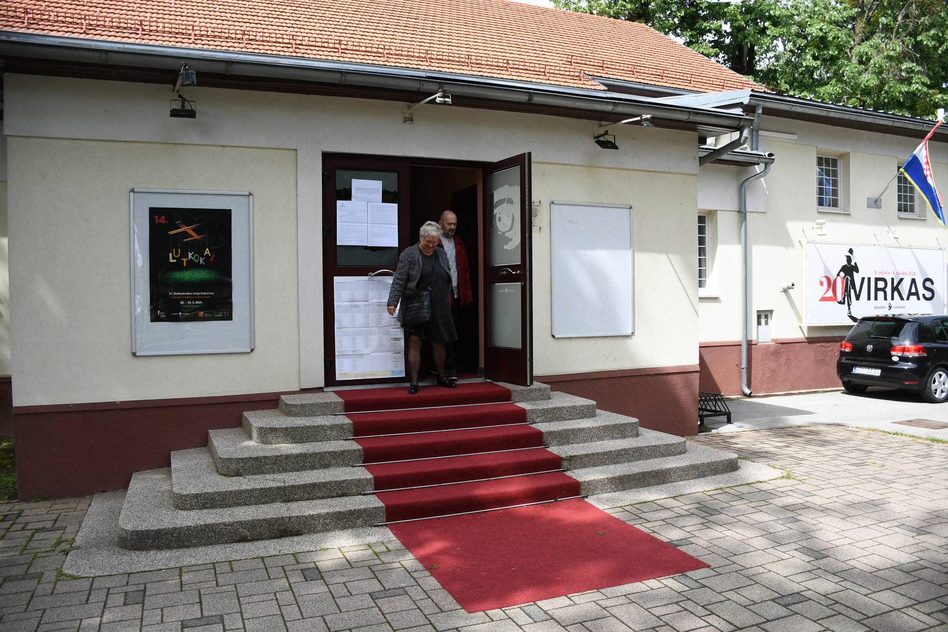 Građani Virovitice glasali su na crvenom tepihu jer je biračko mjesto bilo u  Gradskom kazalištu Virovitica