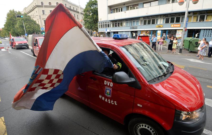 Zagrebački vatrogasci se uz zvukove sirena vratili u Savsku