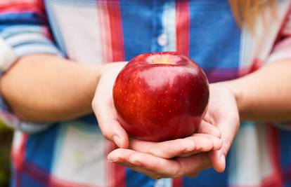 Trik kako brzo izrezati jabuku