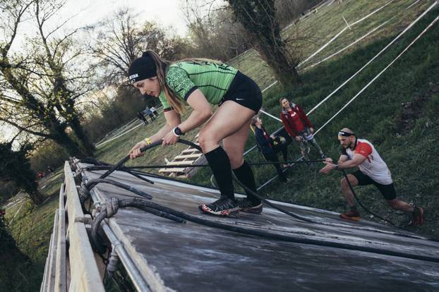 FOTO Betonske kugle od 40 kg, bacanje koplja, pješčane vreće: Ovo su prepreke za 'spartance'