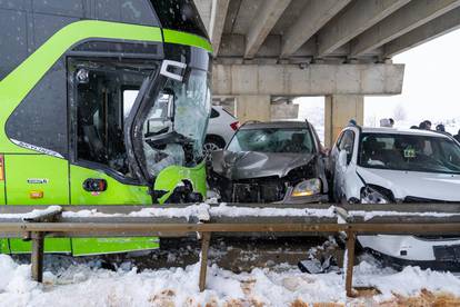 Smrskani bus i pet automobila u lančanom sudaru. Pogledajte fotografije nesreće kod Gospića