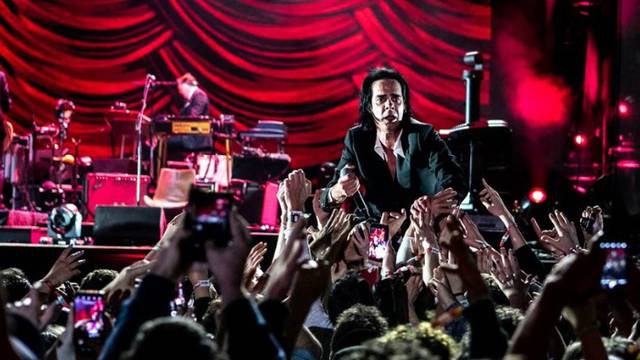 Nick Cave je ‘izvlačio’ fanove na pozornicu, grlio ih i pjevao