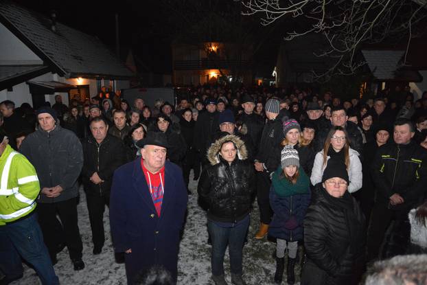 Donja Mahala: Rodbina, prijatelji i brojni mjeÅ¡tani doÄekali lijes Ive GregureviÄa