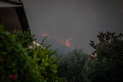 FOTO Strašni prizori na sjeveru Žrnovnice: Vatra među kućama!