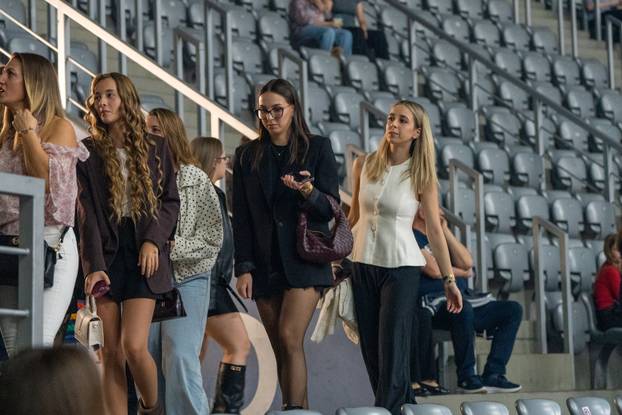 Zadar: Fanovi čekaju početak koncerta Jakova Jozinovića