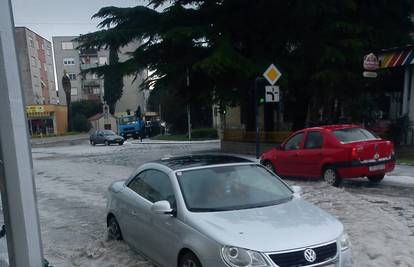 Ledena kiša zabijelila Biograd, centar grada je bio poplavljen
