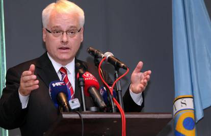 Josipović Vladi: Bavite se krizom, a ne Ivom Sanaderom