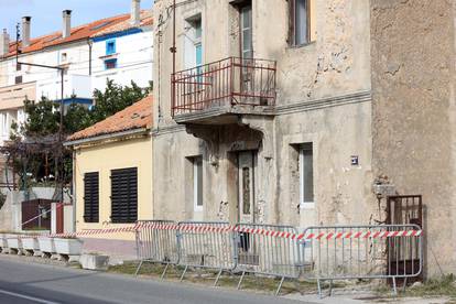 Posljedice potresa na Krku: Pala žbuka s dvokatnice, oštećen je suhozid, s kuće je pao dimnjak