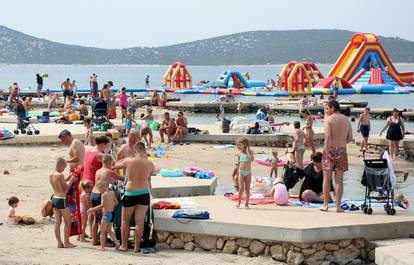 Plaže u Vodicama pune su kupača