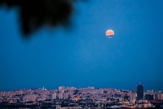 Split: Crveni mjesec "sakrio" se ispod semafora