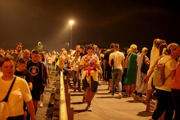 Zagreb: Završio je koncert Marka Perkovića Thompsona, kolone ljudi idu s hipodroma