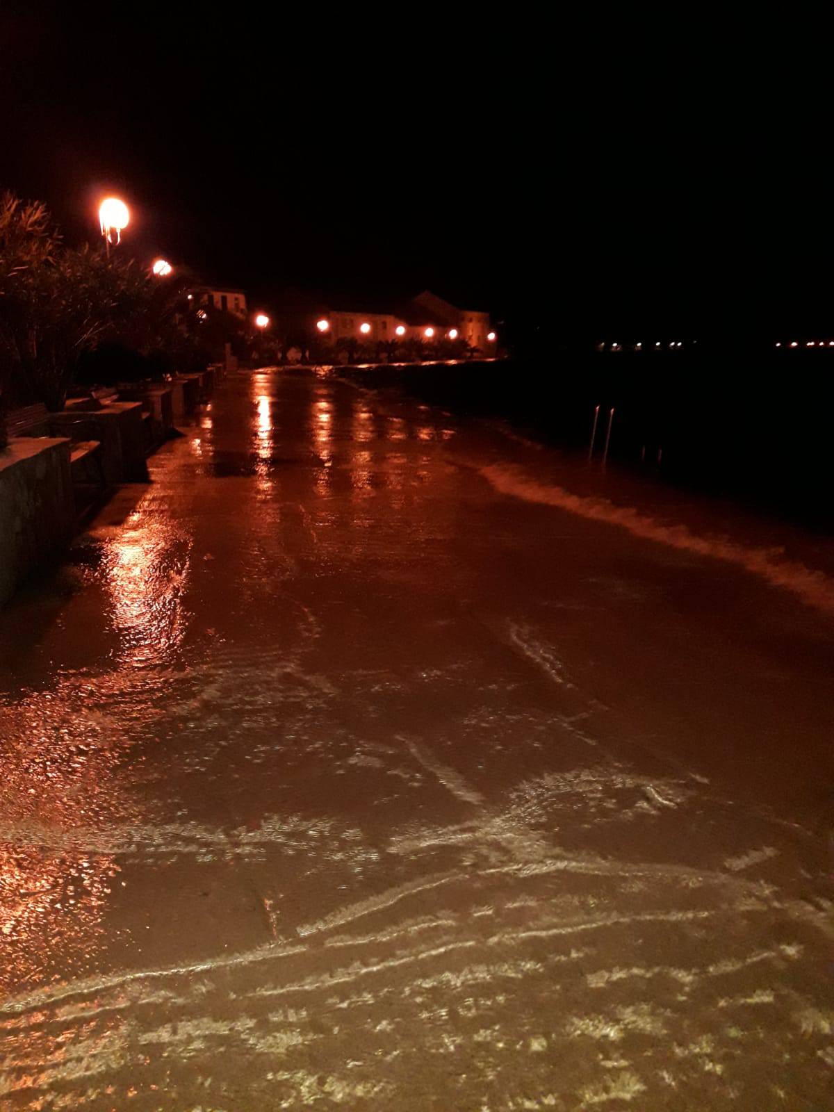 Hvar odsječen, more poplavilo ulice, u Splitu su uništeni auti